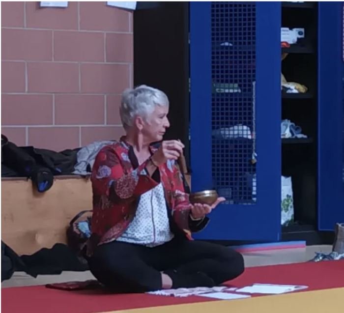 Christine Schodet, bol chantant en main, lors d'une séance