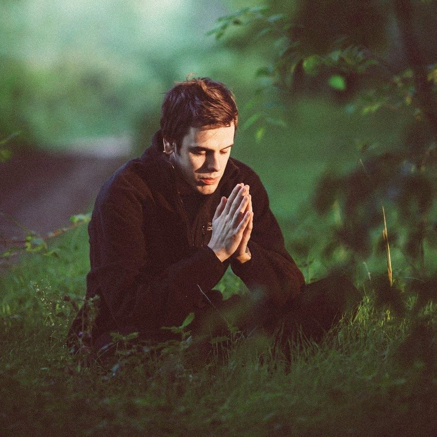 man, pray, sit-1350599.jpg